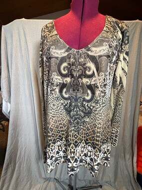 Live and Let Live Woman 2X Ornate Mandala Print V-Neck Long Sleeve Tunic Top